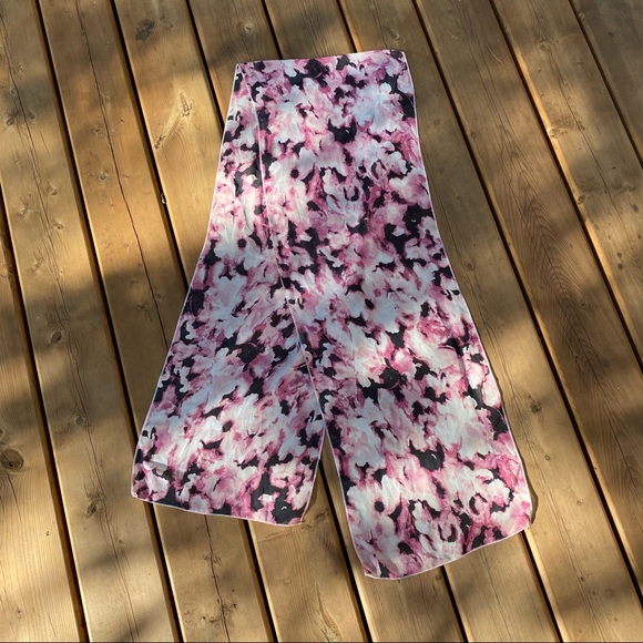 🌹Abstract rose and black floral design scarf - Picture 3 of 3